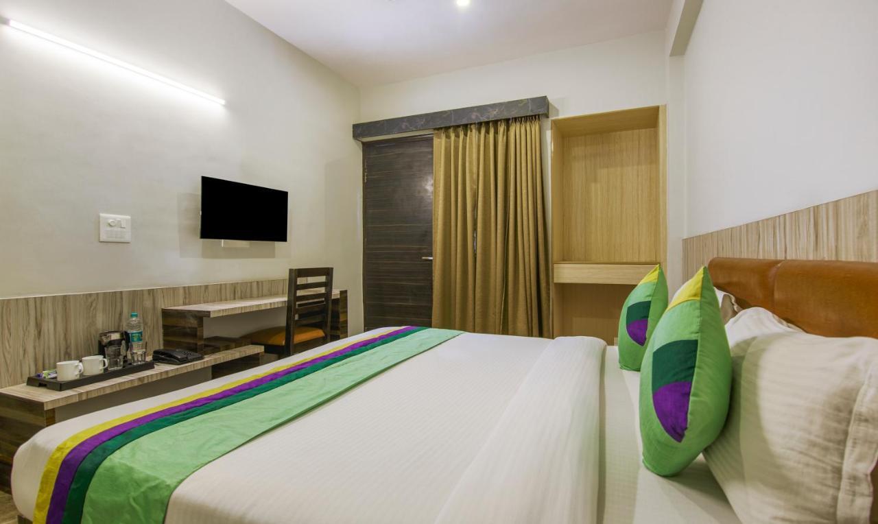 Hotel Treebo Swastika Premium Noida Zewnętrze zdjęcie